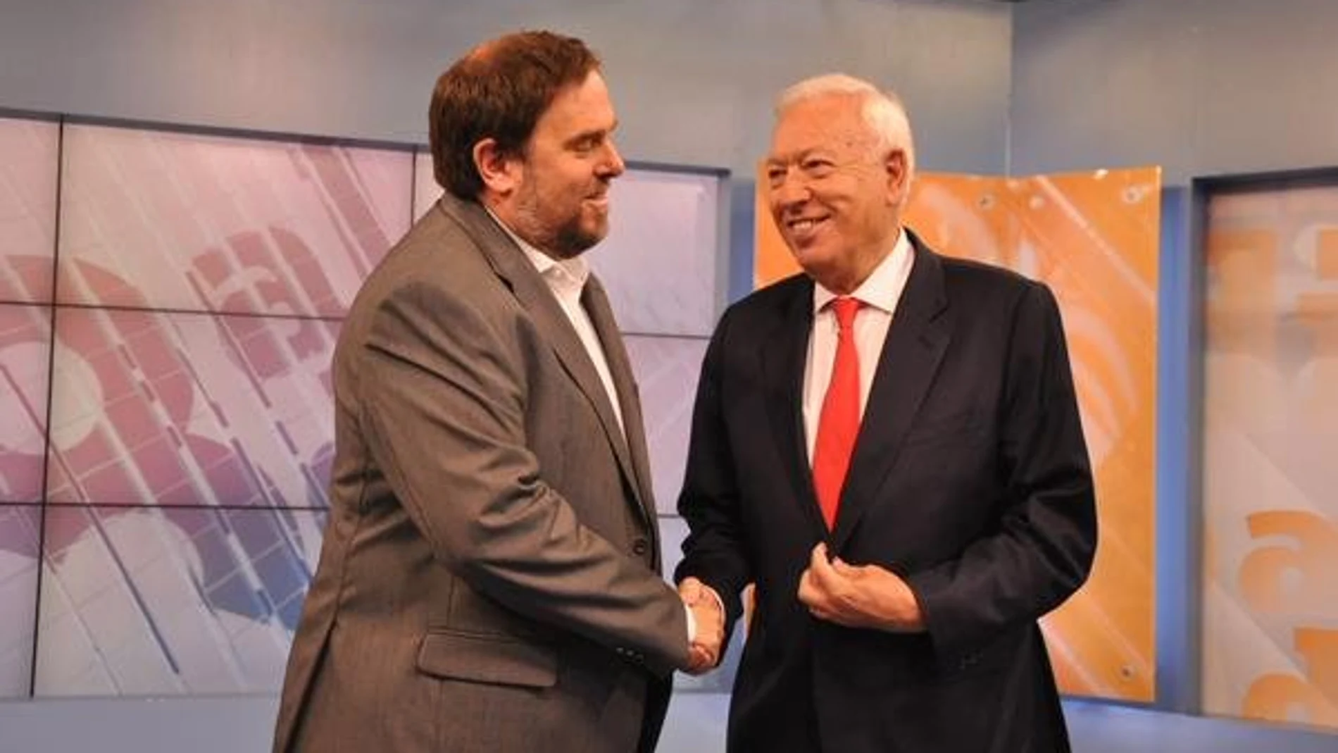 Junqueras y Margallo se saludan antes del debate