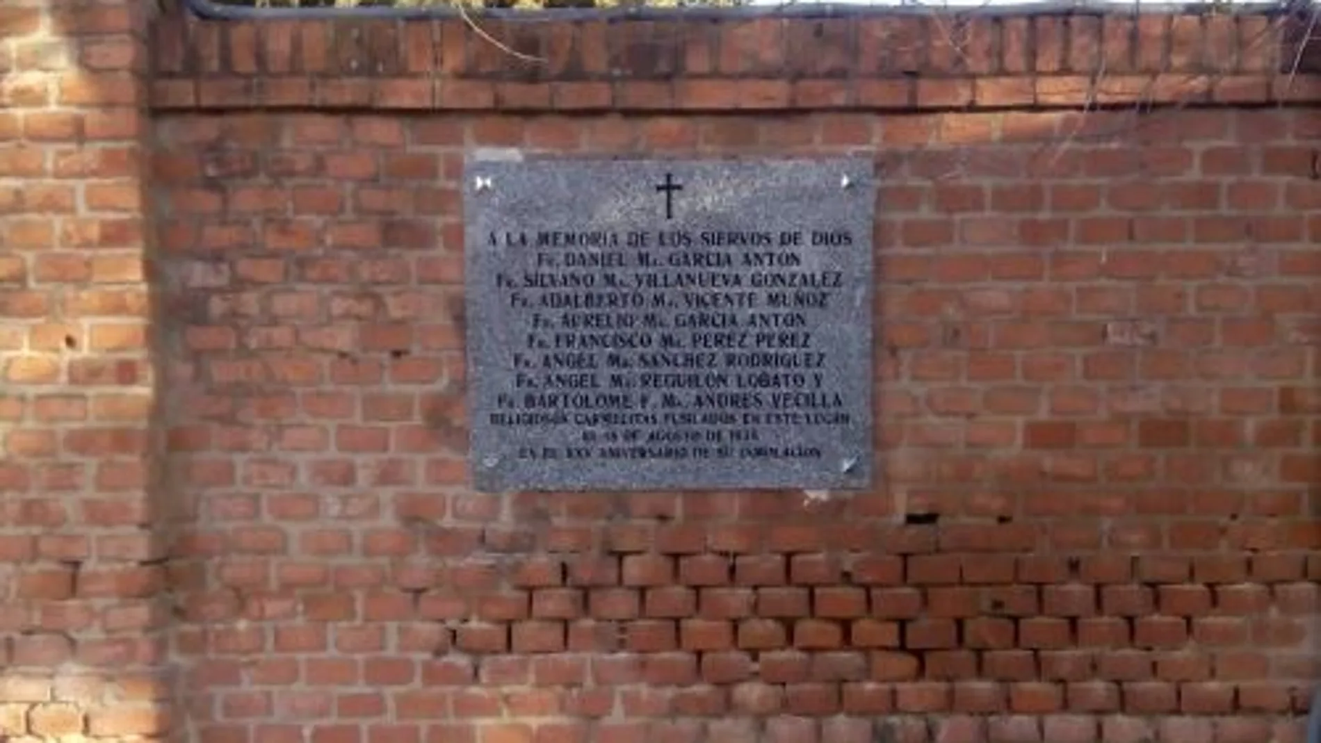 Fotografia facilitada por el Ayuntamiento de Madrid que ha repuesto hoy la placa de homenaje a ocho beatos carmelitas fusilados durante la Guerra Civil