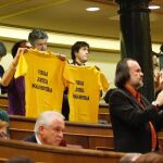 Diputados de Podemos lucen camisetas en apoyo a las víctimas del accidente de Angrois