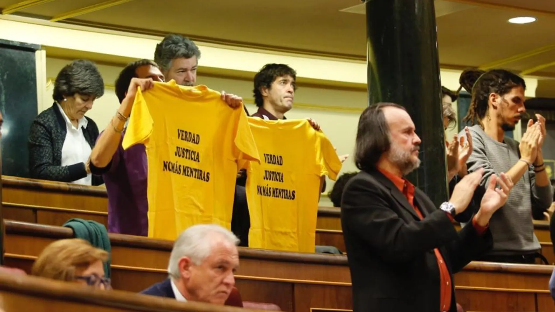 Diputados de Podemos lucen camisetas en apoyo a las víctimas del accidente de Angrois