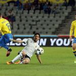 Parejo (c) disputa un balón con el centrocampista de Las Palmas Roque Mesa