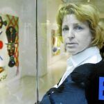 La pintora Elisabeth Ollé Curiel a las puertas de la galería donde expone su obra