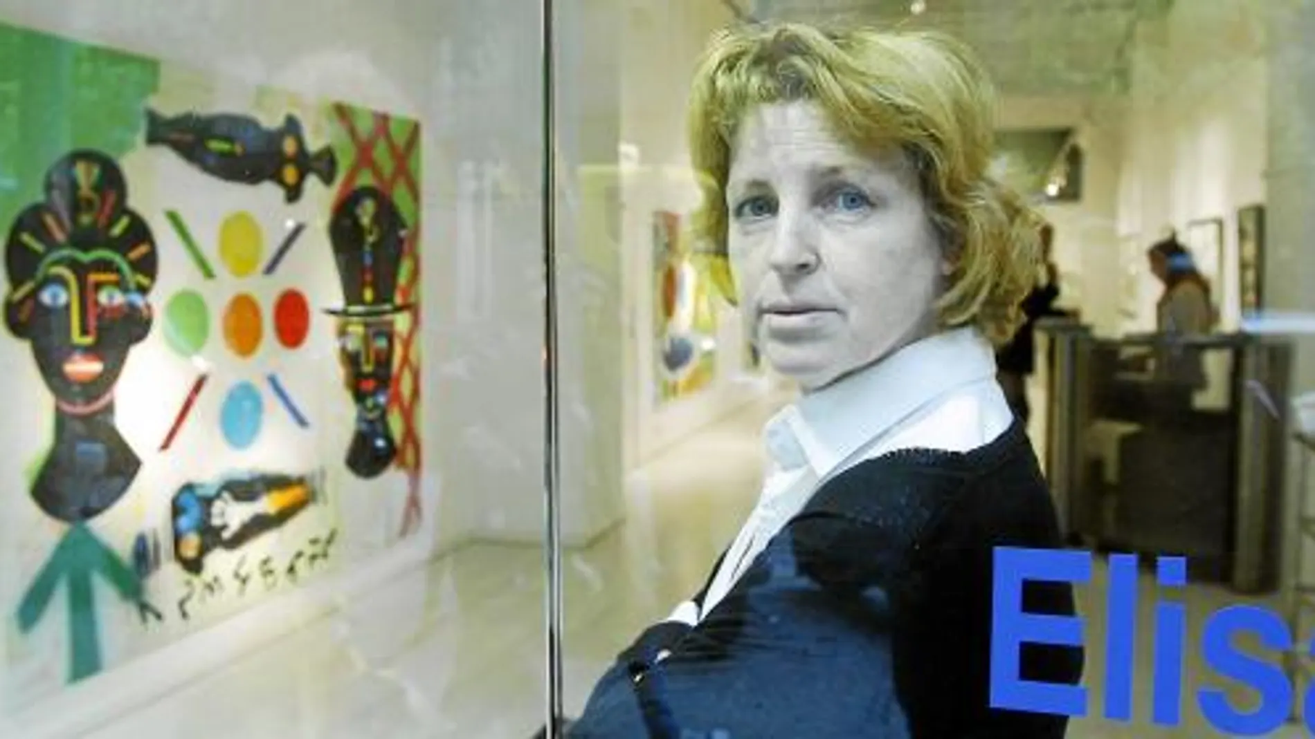 La pintora Elisabeth Ollé Curiel a las puertas de la galería donde expone su obra