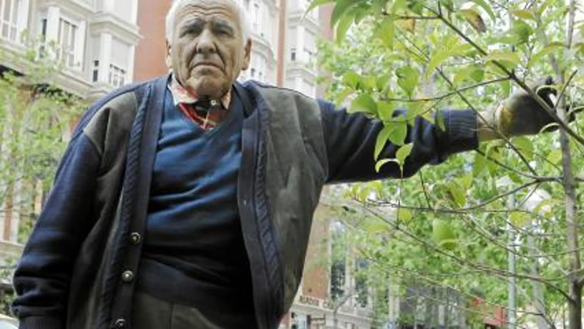 Luis López, de 79 años, recoge chatarra para completar la pensiónque recibe de 500 euros mensuales. Antes era taxista en Madrid