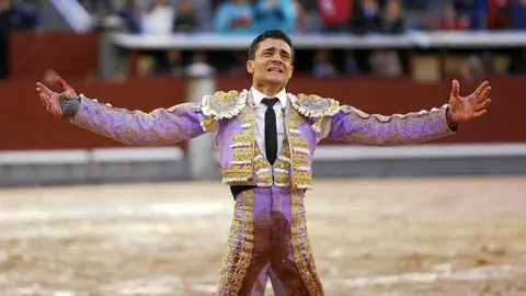 Ureña rompe a llorar tras rozar la puerta Grande de Madrid