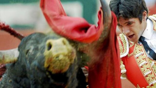 Castella la única oreja en un festejo valenciano donde falló el ganado