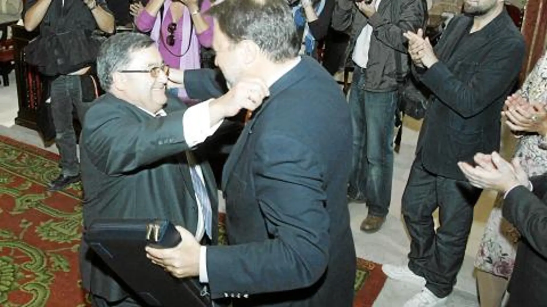 El alcalde, Alfredo Sánchez Monteseirín, durante el acto de entrega de las llaves, con Mayer de testigo