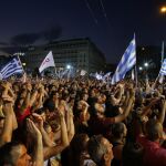 Ciudadanos griegos durante el mitin de Tsipras en favor del no en el referéndum.