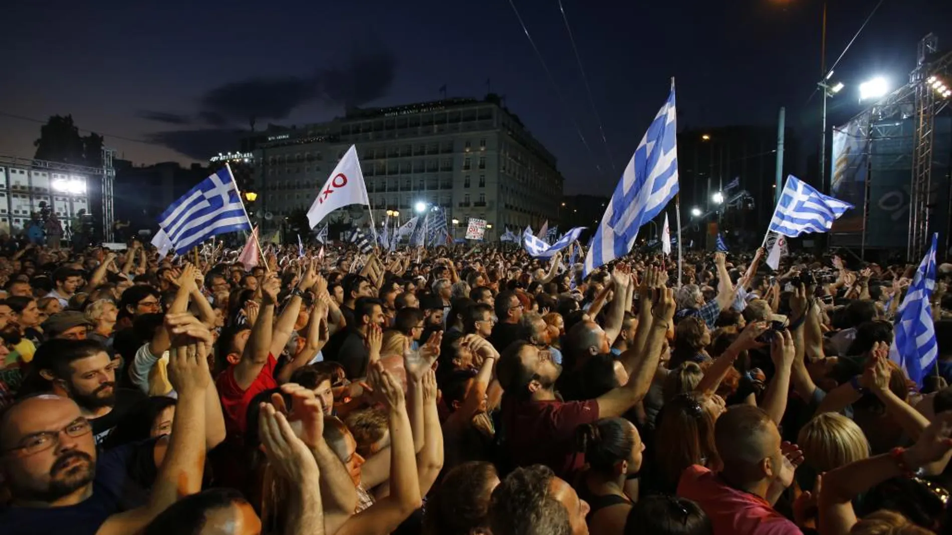 Ciudadanos griegos durante el mitin de Tsipras en favor del no en el referéndum.