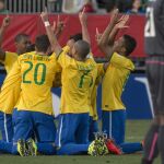 Los jugadores brasileños celebran un gol contra Senegal