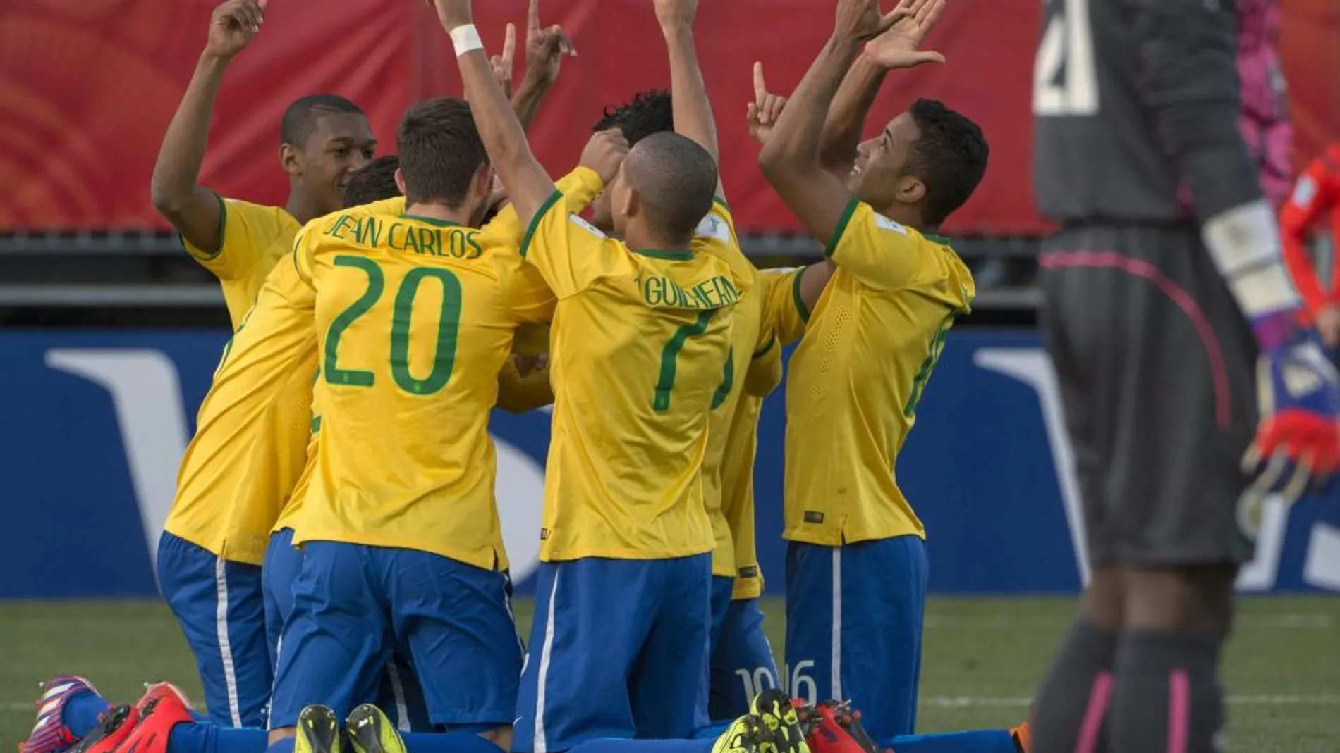 Los jugadores brasileños celebran un gol contra Senegal