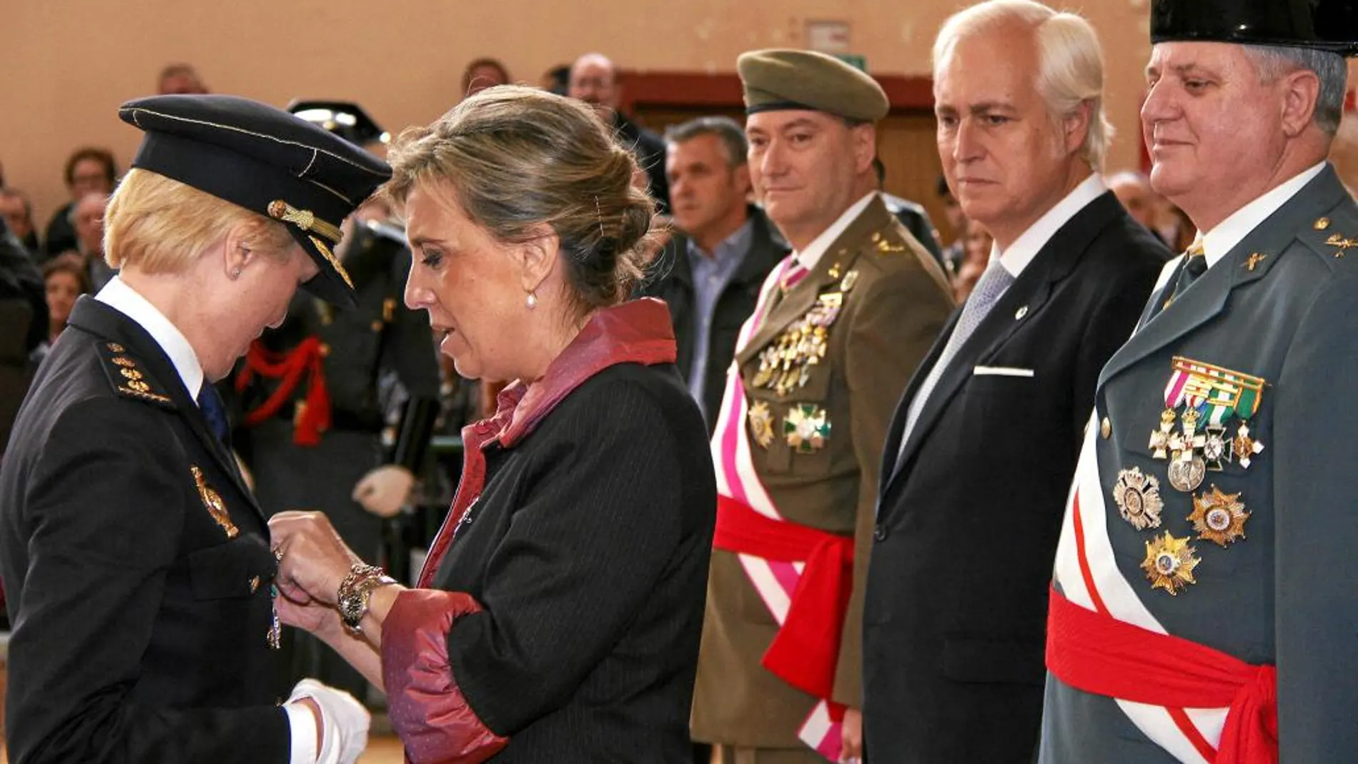 María José Salgueiro participó en los actos en León junto al general jefe de la Guardia Civil, José Manuel Díez Cubelos, y a los que asistió José Luis Concepción.