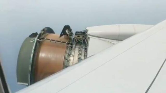 Captura del motor del avión de United Airlines que volaba a Honolulu