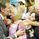 El líder del Partido Popular, Mariano Rajoy, saluda a los asistentes a un acto con militantes de la formación celebrado ayer en Málaga
