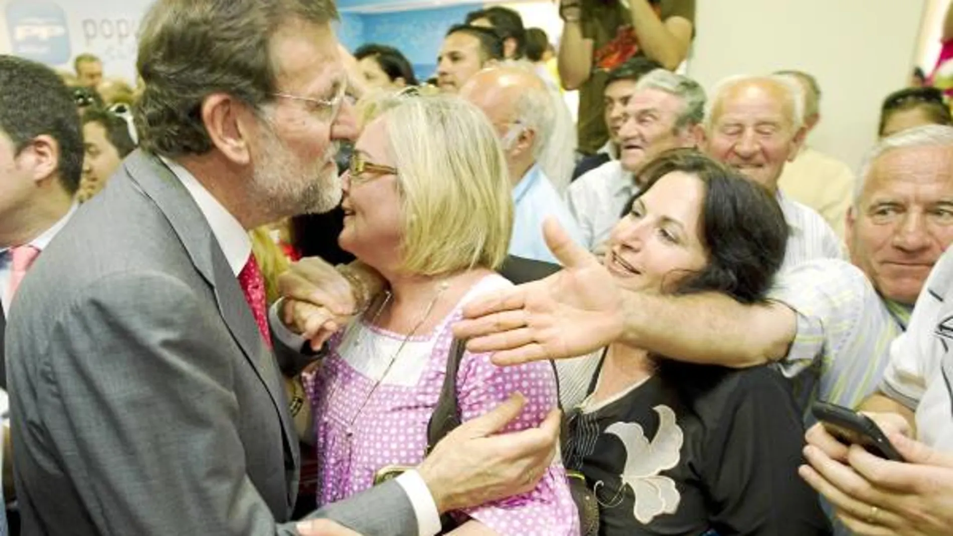 El líder del Partido Popular, Mariano Rajoy, saluda a los asistentes a un acto con militantes de la formación celebrado ayer en Málaga
