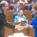 La presidenta de las Cortes regionales, Silvia Clemente, entrega la medalla a Juan Vicente Herrera