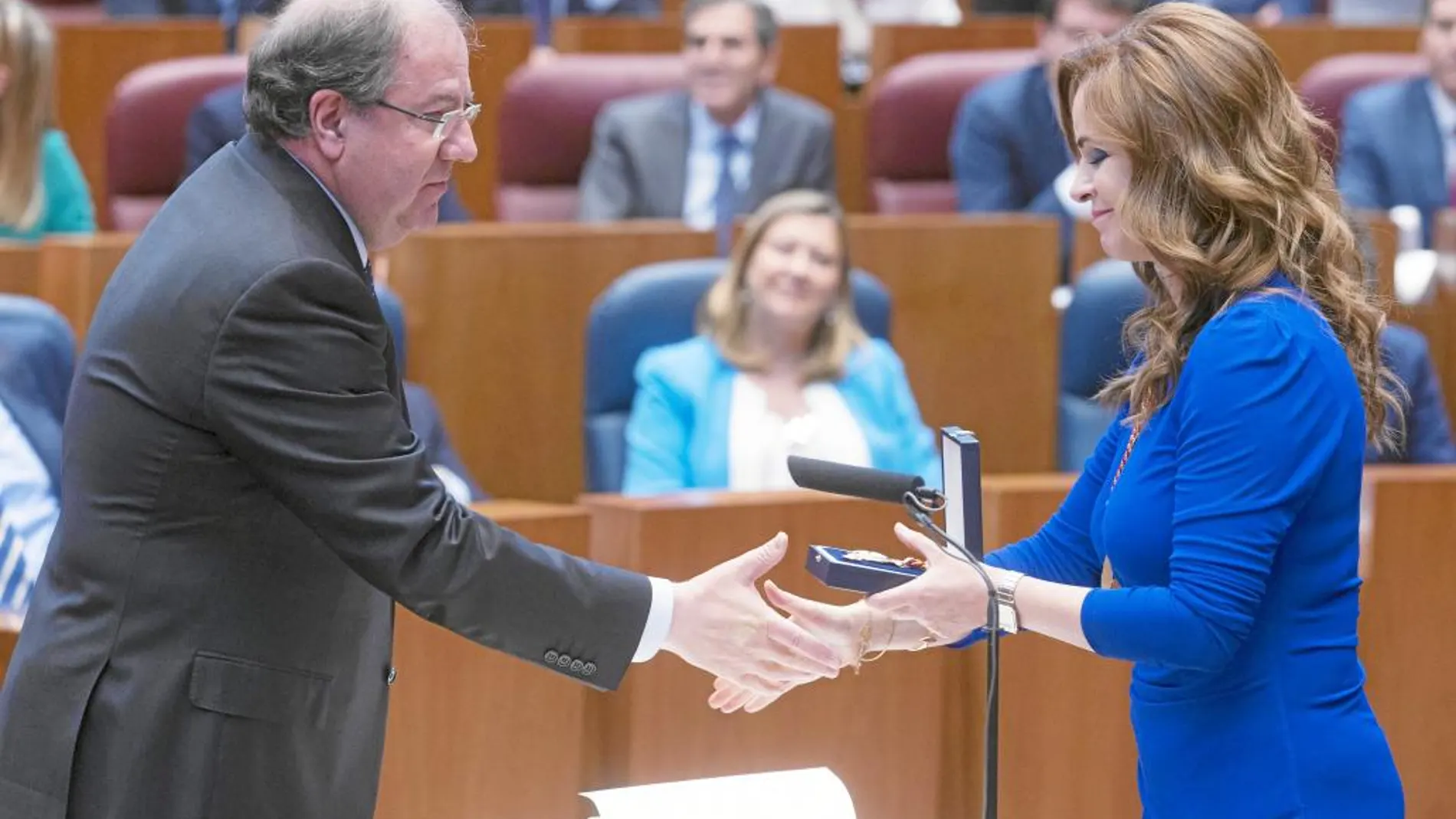 La presidenta de las Cortes regionales, Silvia Clemente, entrega la medalla a Juan Vicente Herrera