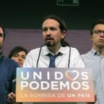 El líder de Unidos Podemos Pablo Iglesias (c), acompañado por Alberto Garzón (i) e ïñigo Errejón (d), durante su comparecencia ante la prensa tras conocer los resultados de las elecciones generales