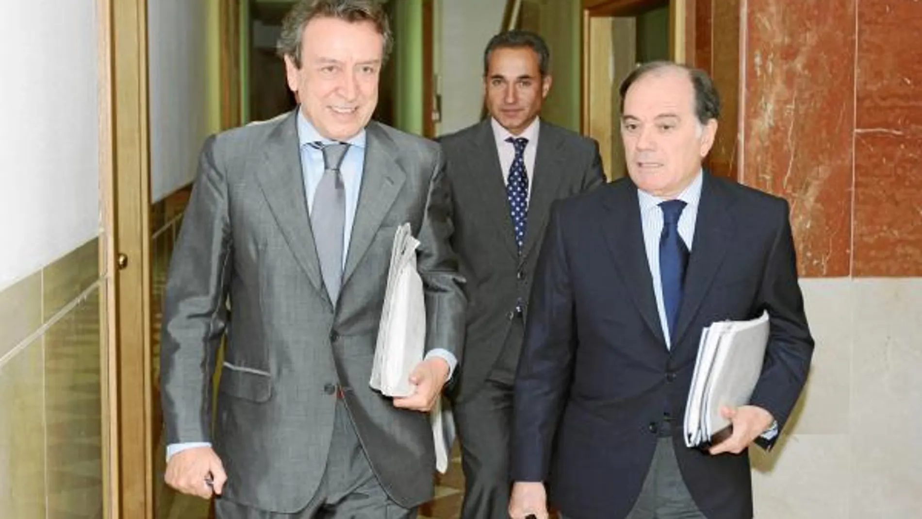 Malestar entre políticos y agentes sociales por su salida de las cajas