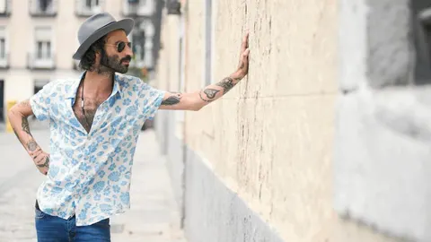 El artista, con sombrero, botines y camisa hawaiana para la entrevista