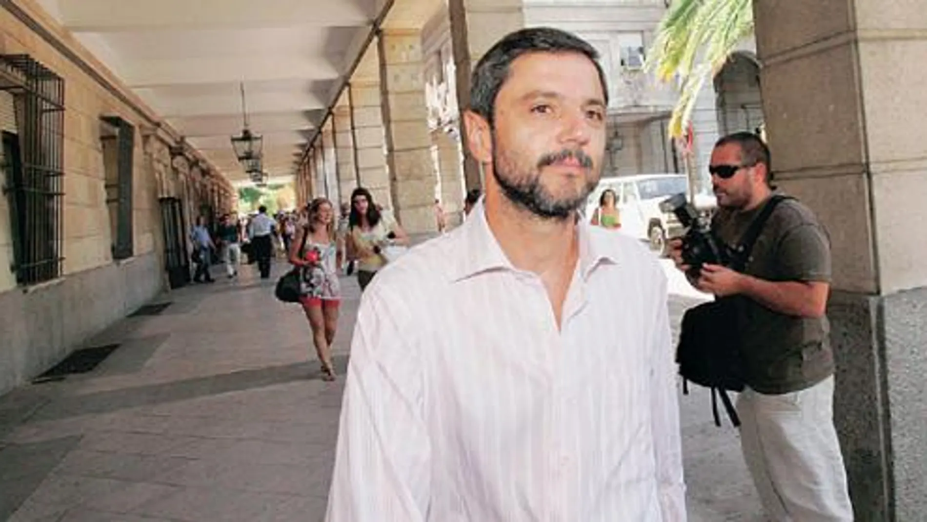 El ex gerente de Mercasevilla, Fernando Mellet, a su salida ayer de la Audiencia Provincial, donde se negó a declarar