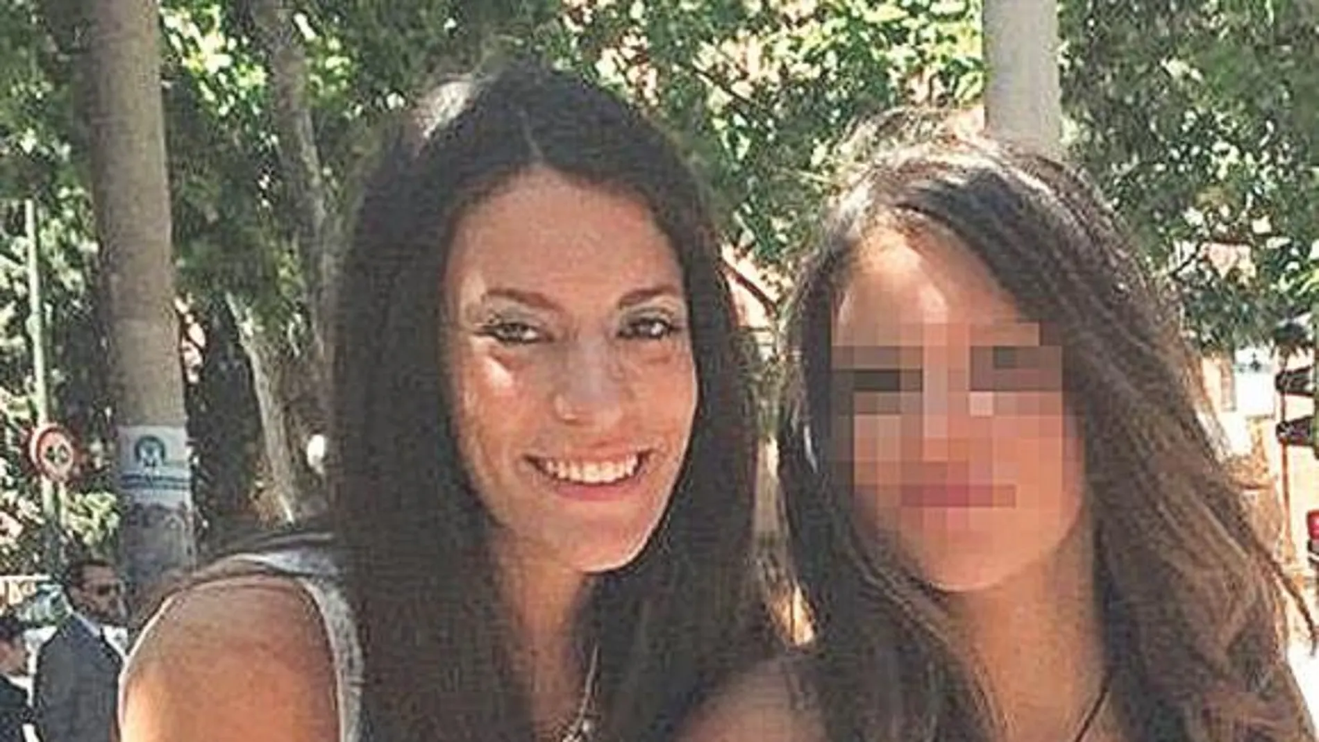 Diana Quer, a la izquierda, junto a su hermana Valeria