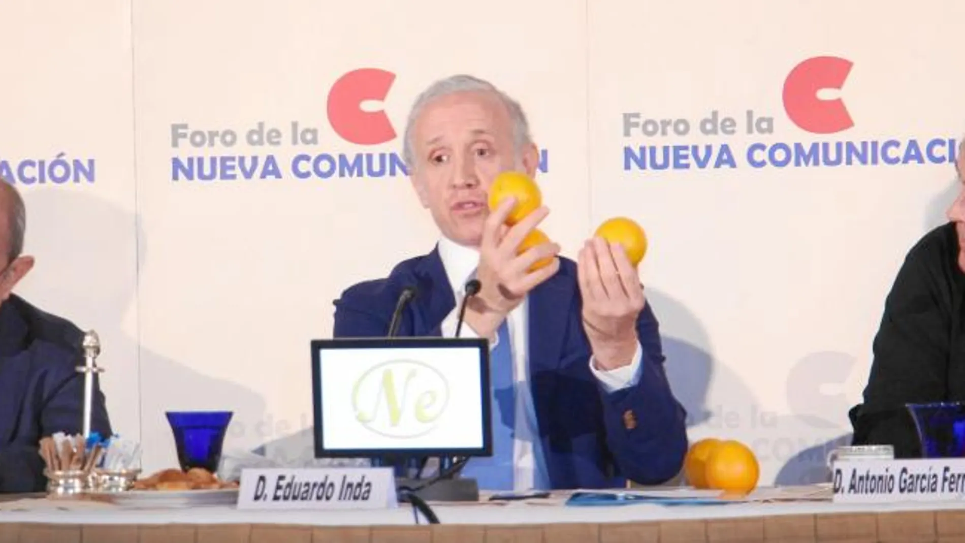 El fundador de Okdiario explicó con naranjas cómo había crecido su diario mucho más que otro digital que salió en la misma época