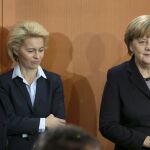 Angela Merkel, junto a la ministra de Defensa, Ursula von der Leyen, y el ministro de Exteriores, Frank-Walter Steinmeier, a su llegada al Consejo de Ministros