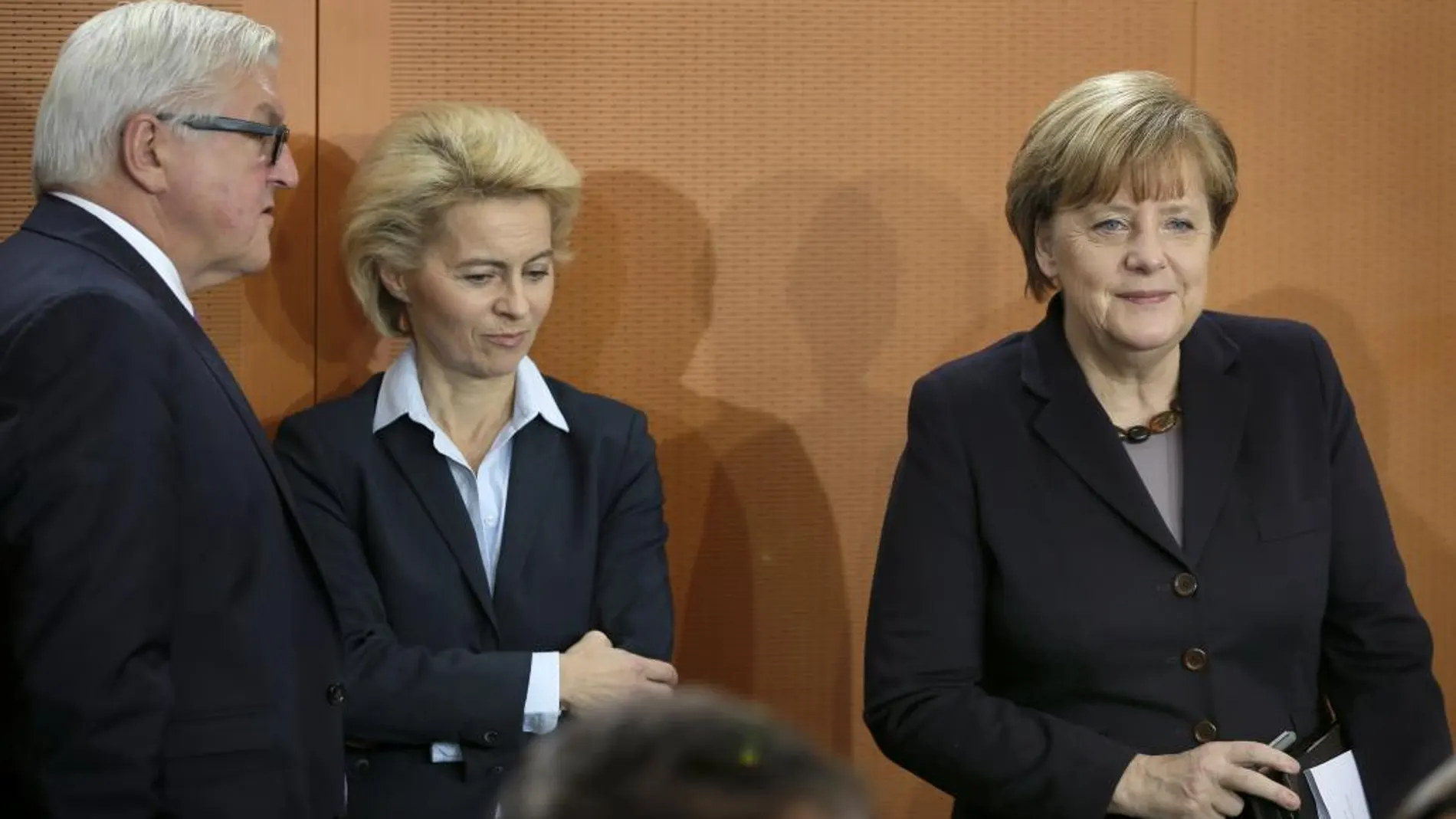 Angela Merkel, junto a la ministra de Defensa, Ursula von der Leyen, y el ministro de Exteriores, Frank-Walter Steinmeier, a su llegada al Consejo de Ministros