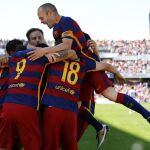Los jugadores del Barcelona celebran el primer gol ante el Granada.