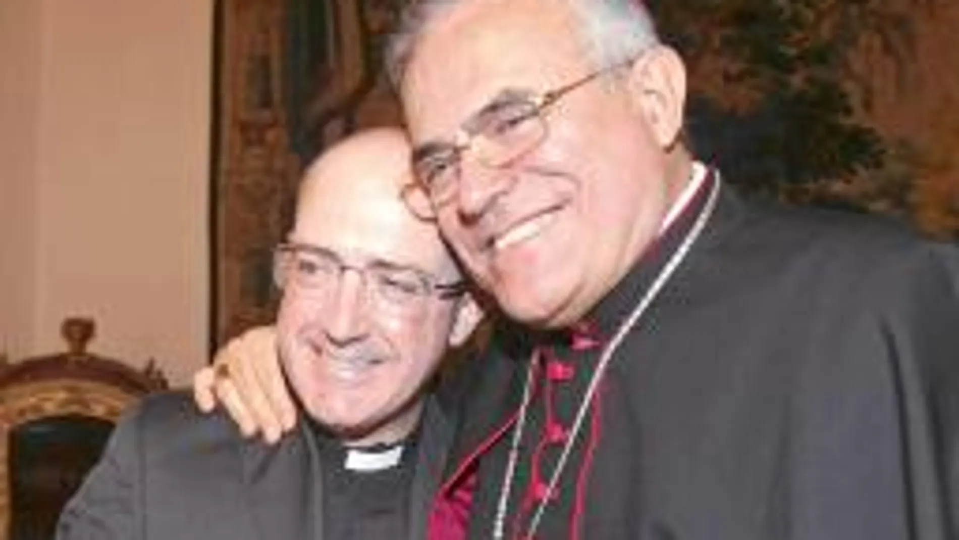 El prelado de Córdoba, Demetrio Fernández, despidió ayer a Gómez Sierra (a la izquierda)