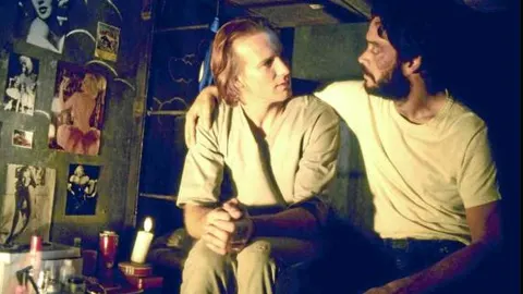 William Hurt y Raúl Julia en una escena de «El beso de la mujer araña»