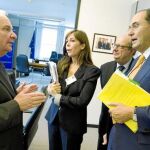 Sánchez-Camacho, junto al líder del PP europeo, Joseph Daul, y los eurodiputados Vidal-Quadras y Fisas