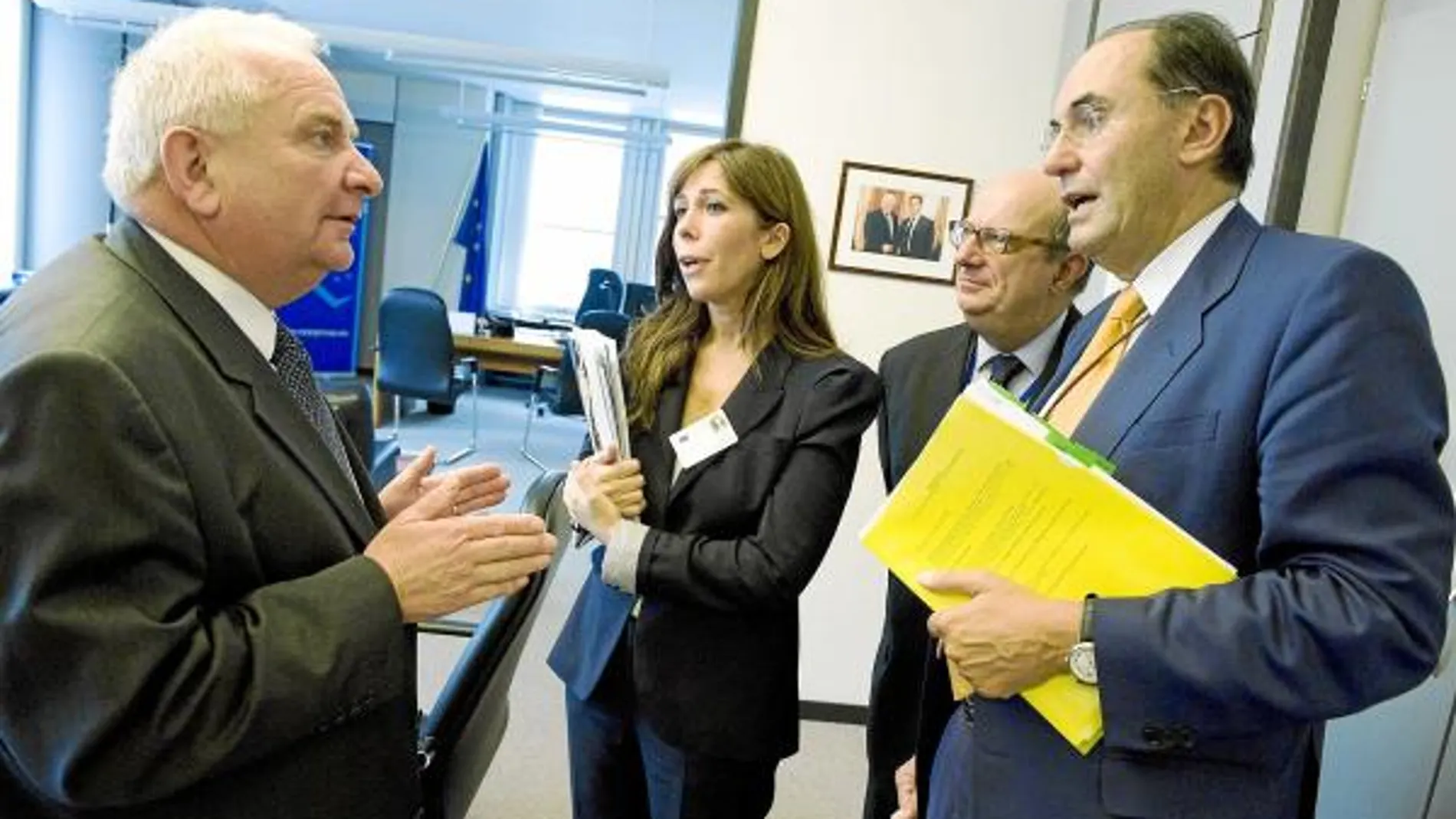 Sánchez-Camacho, junto al líder del PP europeo, Joseph Daul, y los eurodiputados Vidal-Quadras y Fisas
