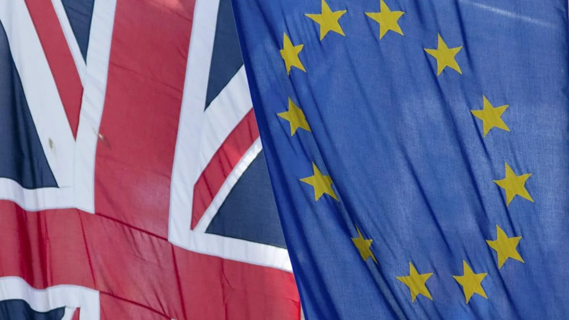 Banderas de la Unión Europea y de Reino Unido en la sede de la Comisión Europea en Londres