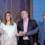 La presidenta de la Junta, ayer, con los representantes de UGT, CSIF y CC OO