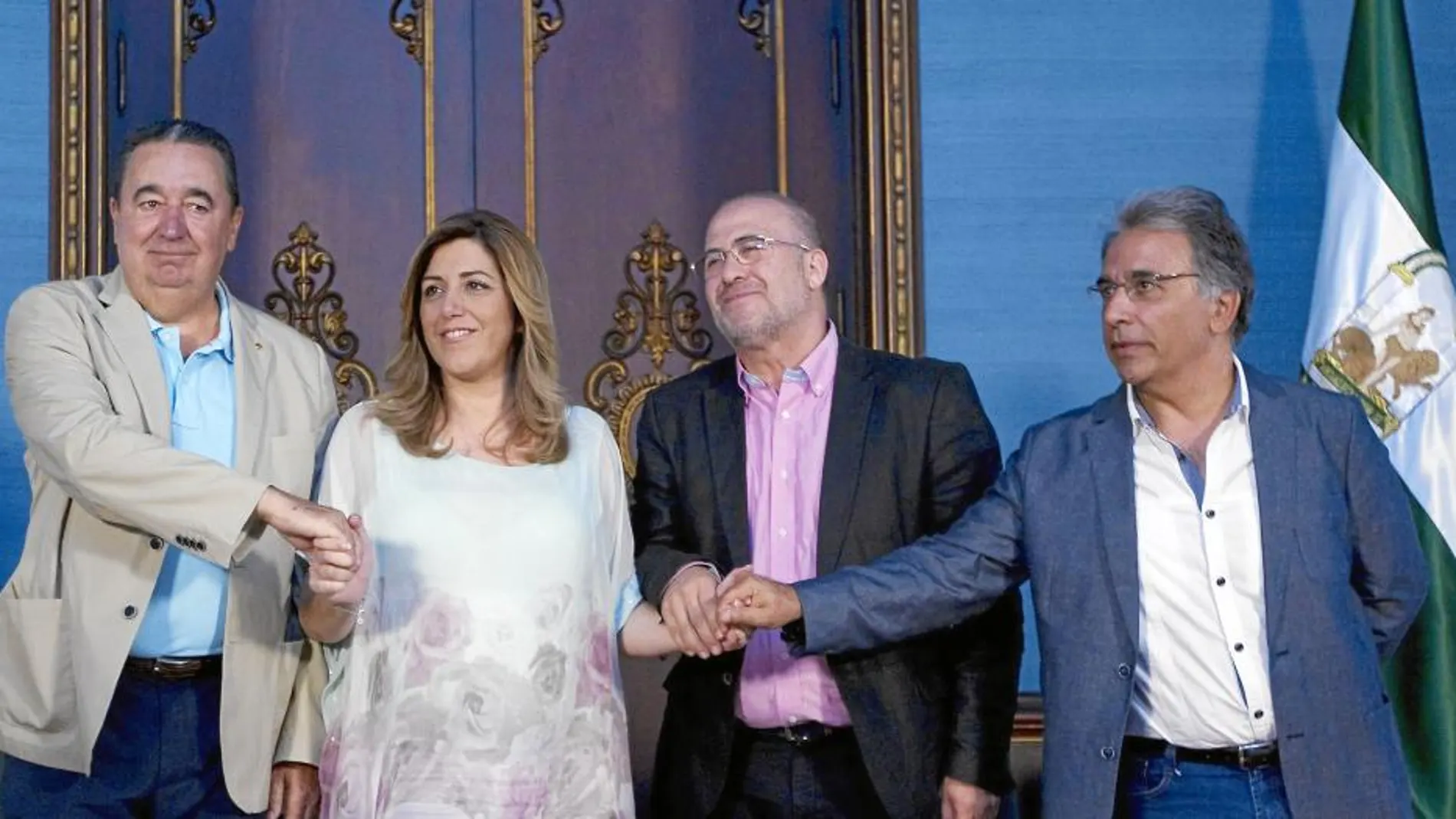 La presidenta de la Junta, ayer, con los representantes de UGT, CSIF y CC OO