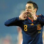Xavi da órdenes a sus compañeros en el transcurso del partido contra Chile