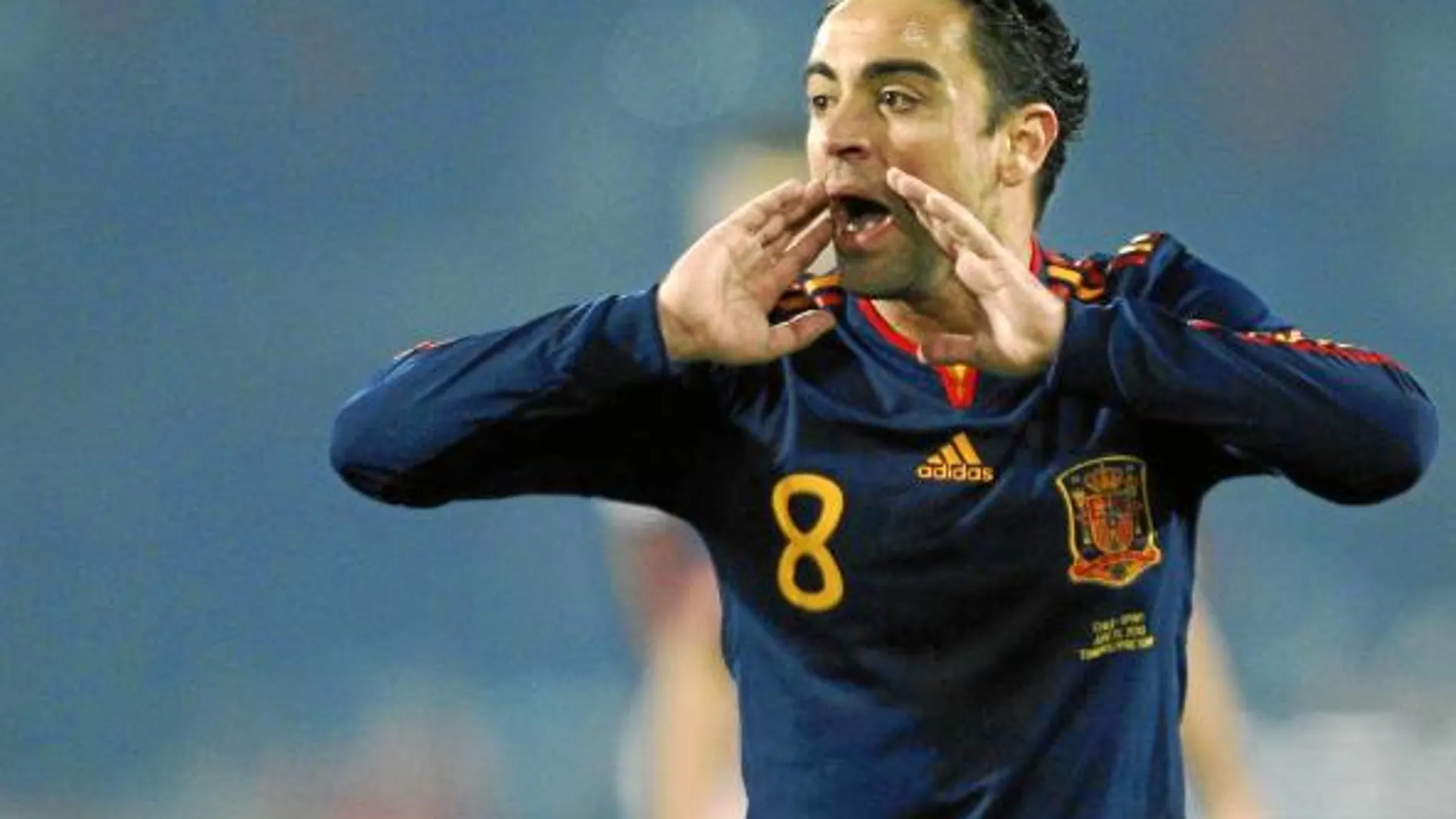 Xavi da órdenes a sus compañeros en el transcurso del partido contra Chile