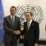 El Rey Felipe VI y el secretario general de la ONU, Ban Ki-moon (d), durante el encuentro que han celebrado antes del discurso que el monarca ofrecerá en la sede de las Naciones Unidas