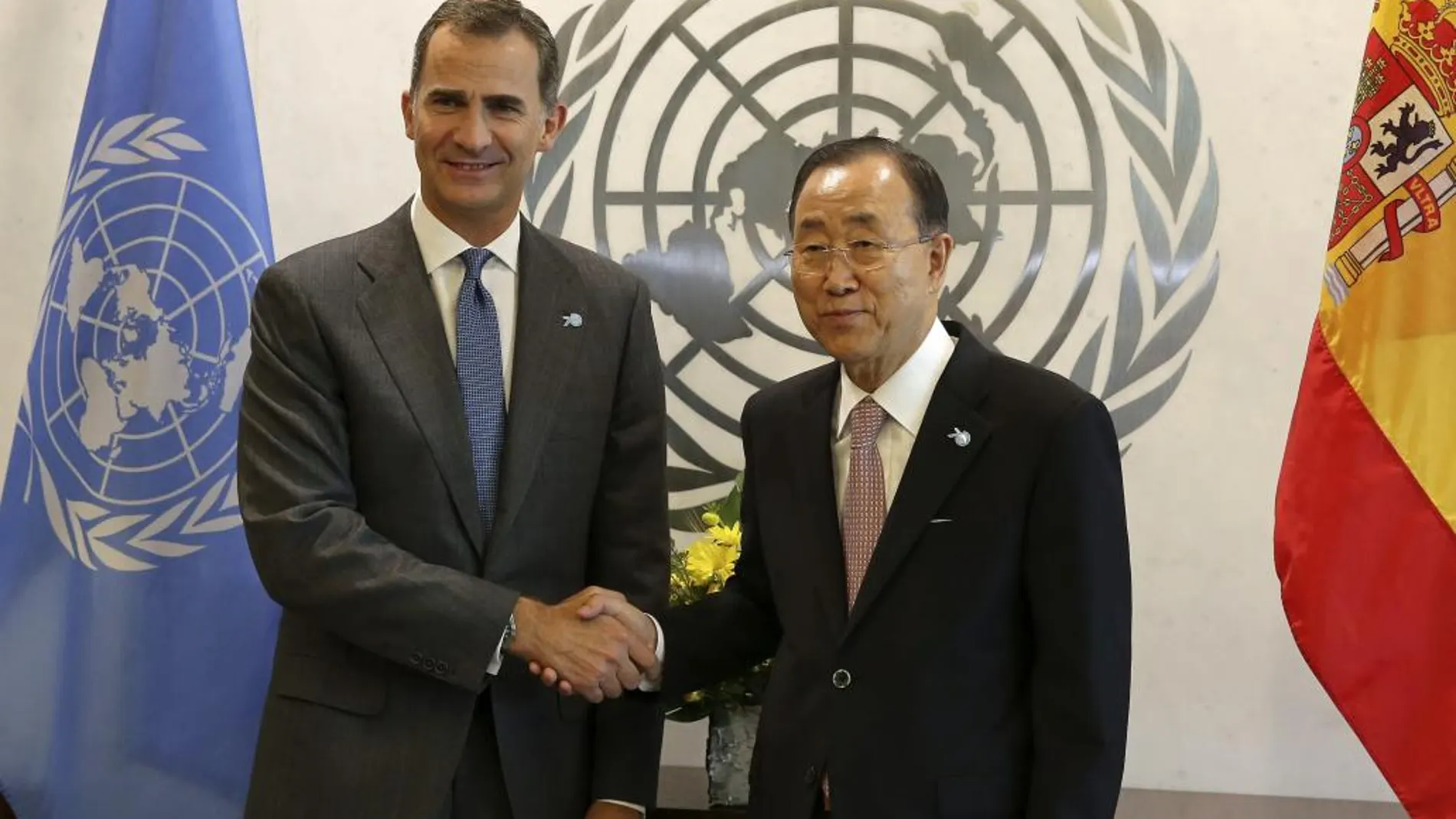 El Rey Felipe VI y el secretario general de la ONU, Ban Ki-moon (d), durante el encuentro que han celebrado antes del discurso que el monarca ofrecerá en la sede de las Naciones Unidas