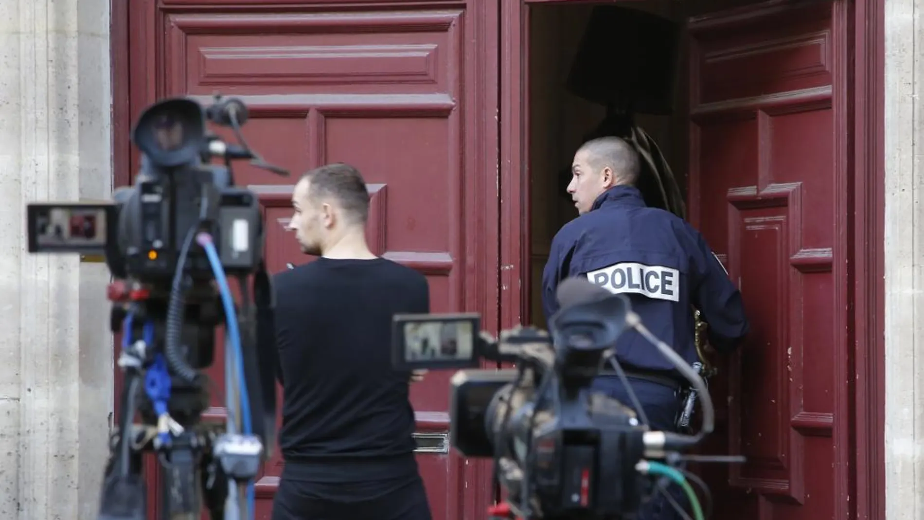 Una gente entra en la residencia de Kim Kardashian en Paris.