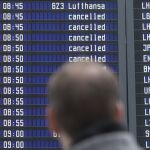 Un pasajero observa los vuelos cancelados en el aeropuerto de Múnich (Alemania)