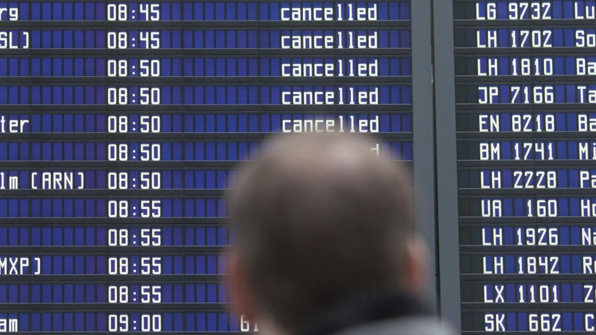 Un pasajero observa los vuelos cancelados en el aeropuerto de Múnich (Alemania)