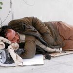 Un indigente en una céntrica calle sevillana