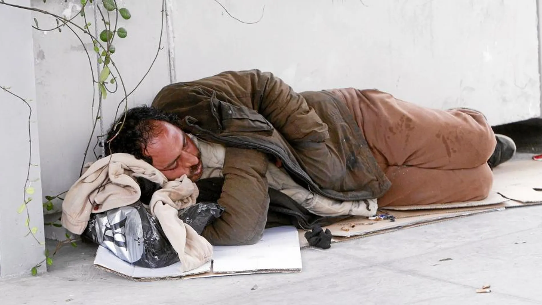Un indigente en una céntrica calle sevillana