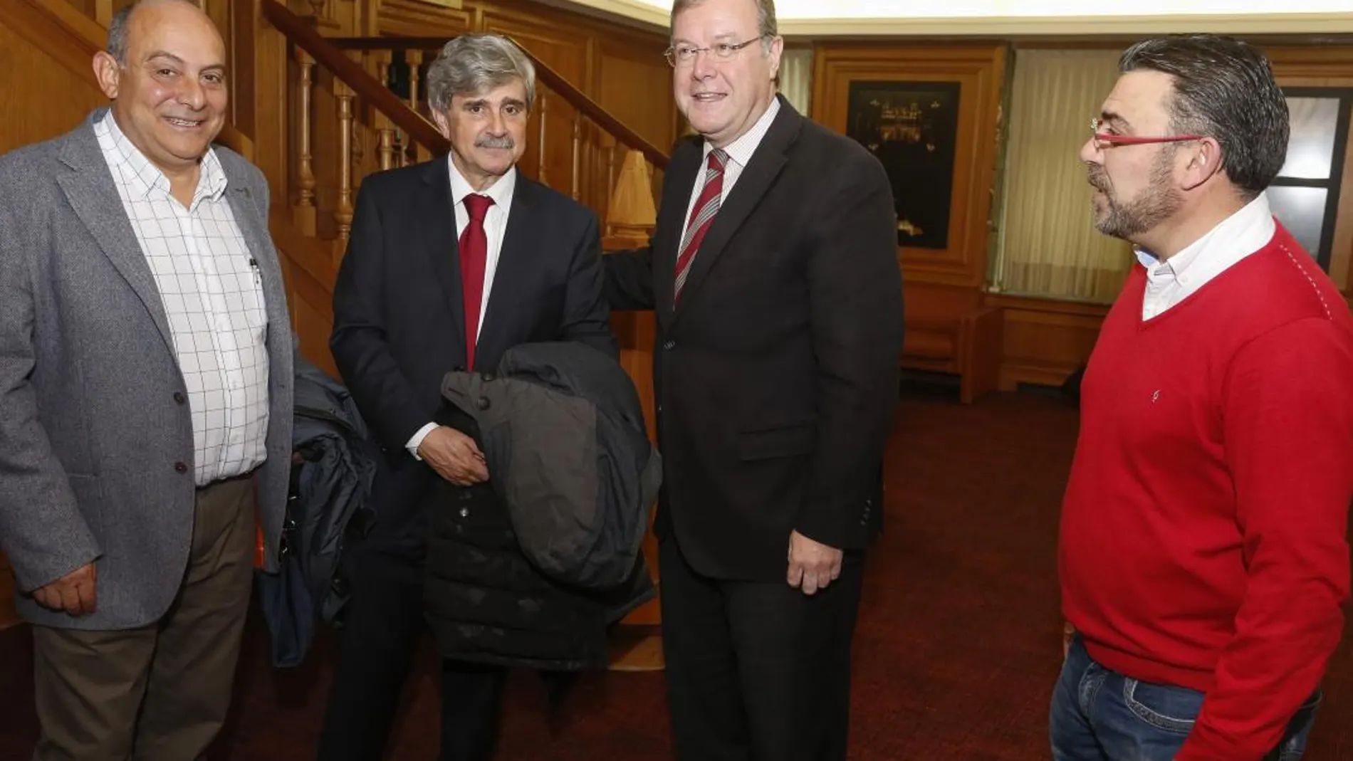 El alcalde de León, Antonio Silván, y rector de la Universidad de León, Juan Francisco García Marín, firman el acuerdo de colaboración. Les acompañan, el concejal de Consumo, Pedro Llamas y el director del Instituto de Investigación de la Viña y el Vino, Enrique Garzón