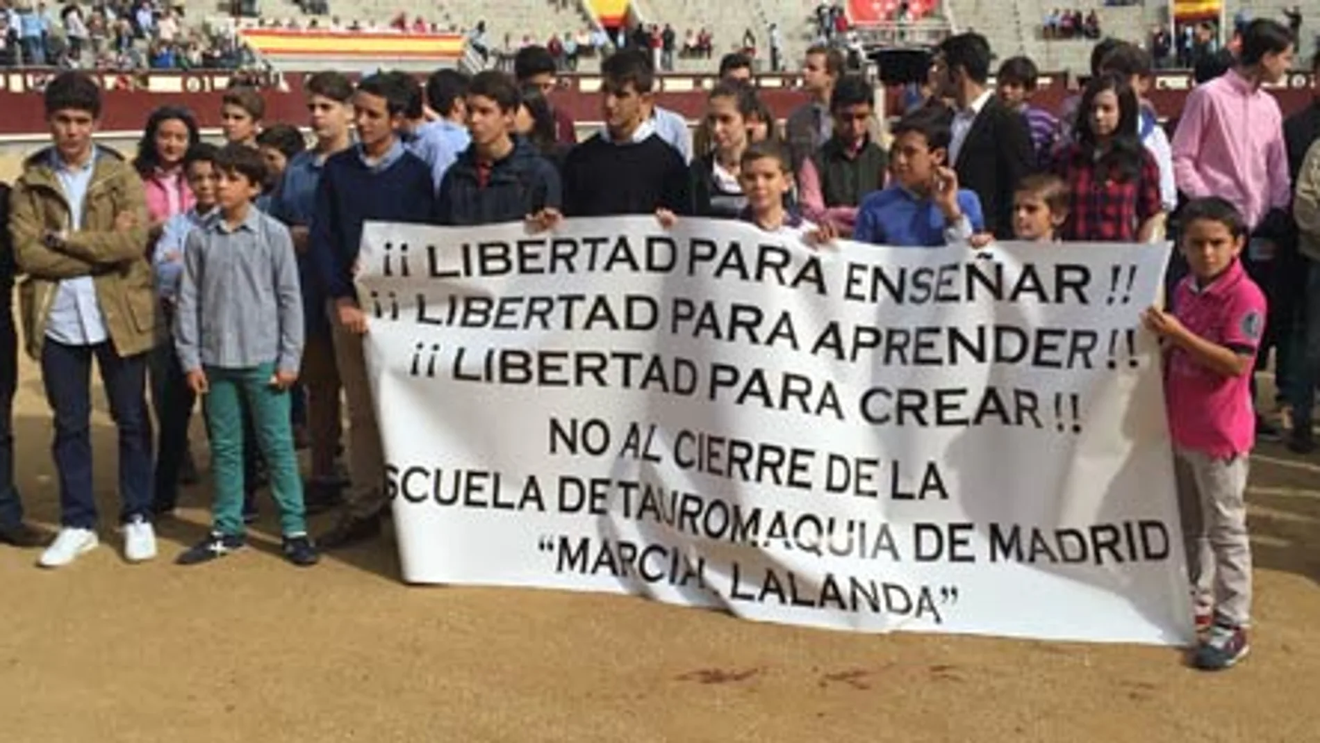 Varios alumnos de la Escuela taurina de Madrid piden libertad en favor de la tauromaquia