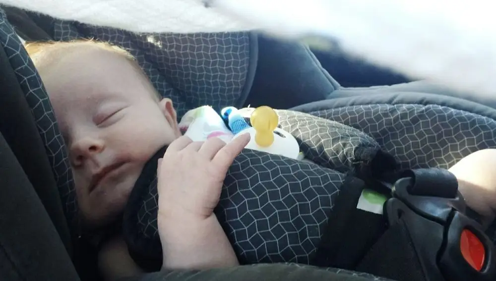 Recién nacido en sillita homologada para bebés en coche
