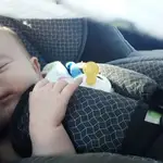 Recién nacido en sillita homologada para bebés en coche
